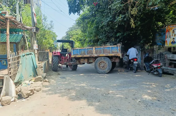 ఆసుపత్రి దారికి అడ్డంగా ట్రాక్టర్