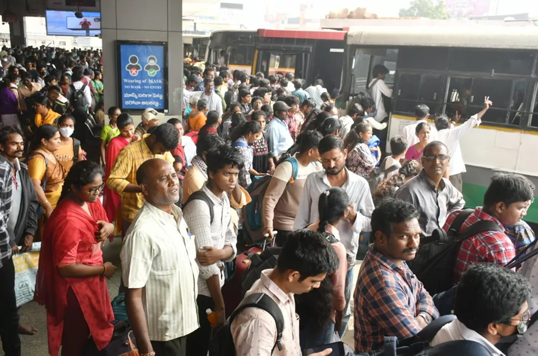ఊళ్లకు జనం క్యూ