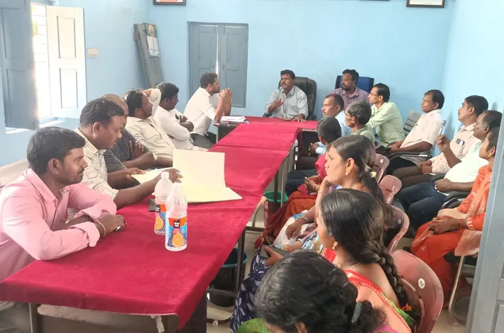నీటి ట్యాంకు కు మరమ్మతులు  చేయించాలి...