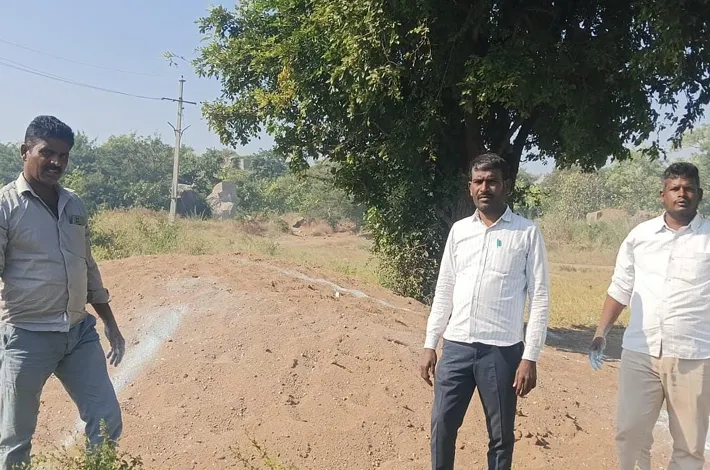 అక్రమ ఇసుక నిల్వలపై రెవెన్యూ అధికారుల కొరడా