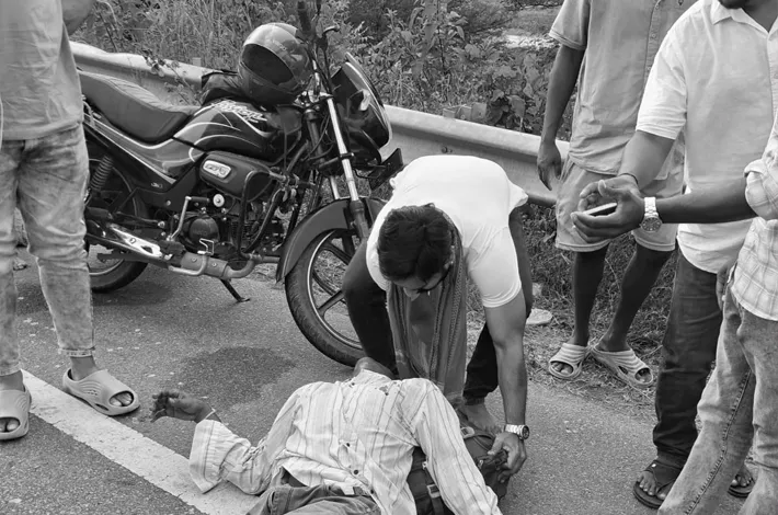 లారీ - బైక్ ఢీ..