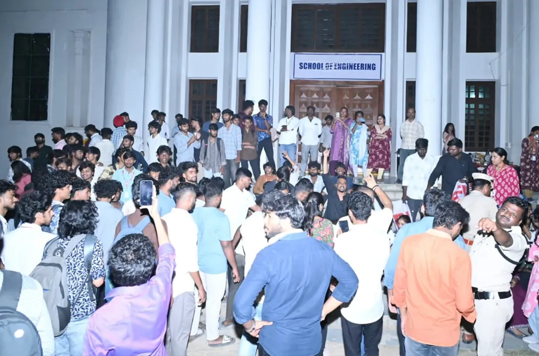 అరోరా గర్ల్స్ హాస్టల్ ఫొటోల వ్యవహారంపై పోలీసుల విచారణ