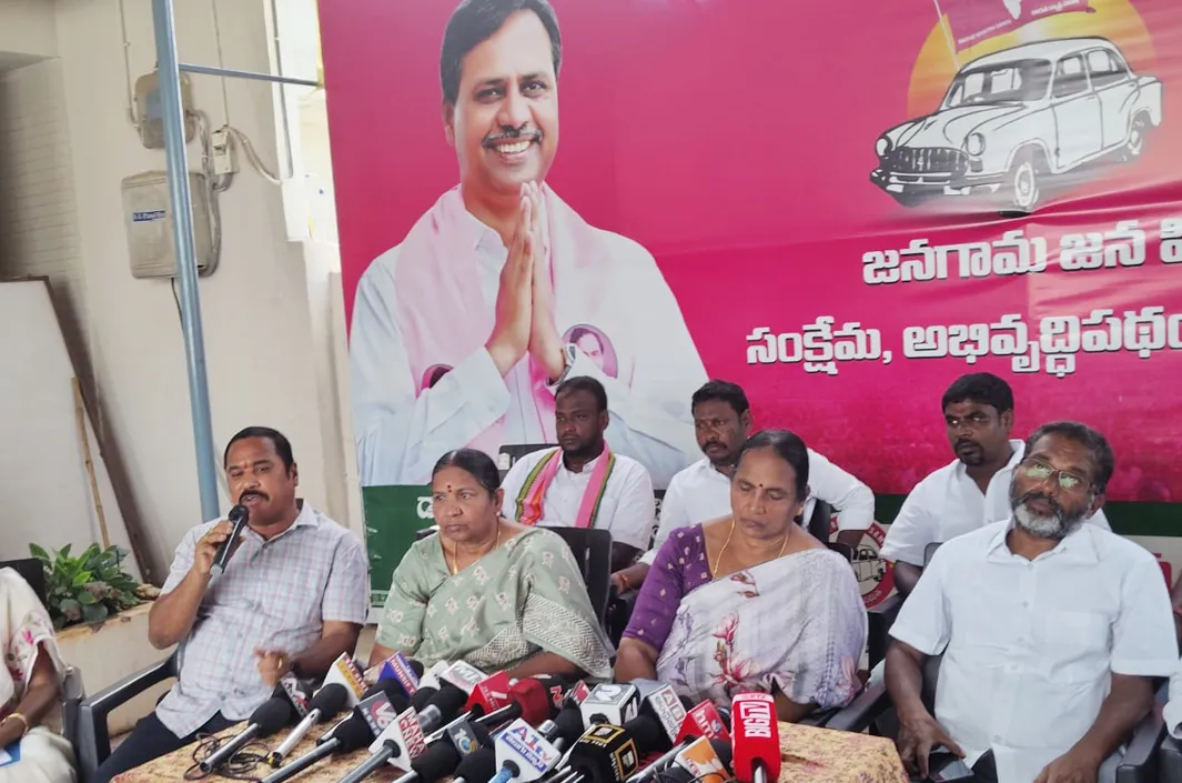 సోషల్ మీడియా మెసేజ్ లతో సస్పెన్షన్ ఏంటి?