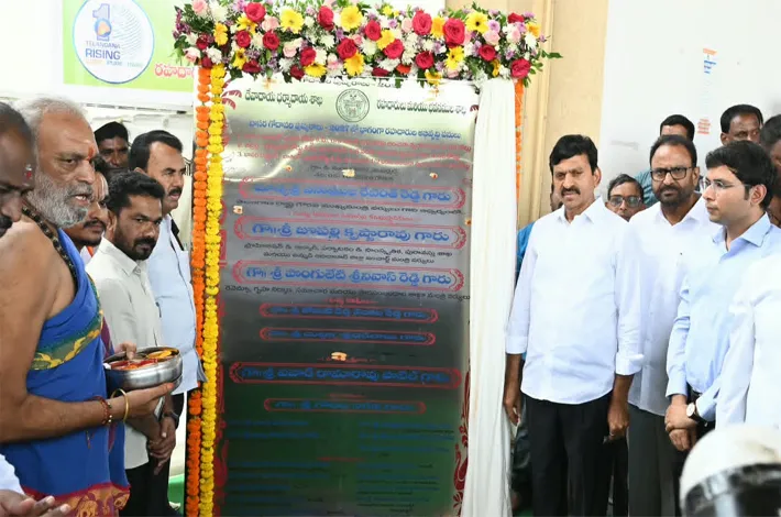 గేటు బయట వేచి చూస్తున్నా సర్పంచులు 