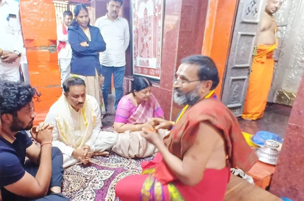 కొండగట్టు అంజన్నను దర్శించుకున్న హైకోర్టు న్యాయమూర్తి