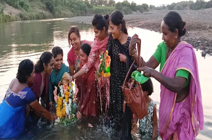 భక్తిశ్రద్ధలతో గణపతి నిమజ్జనం
