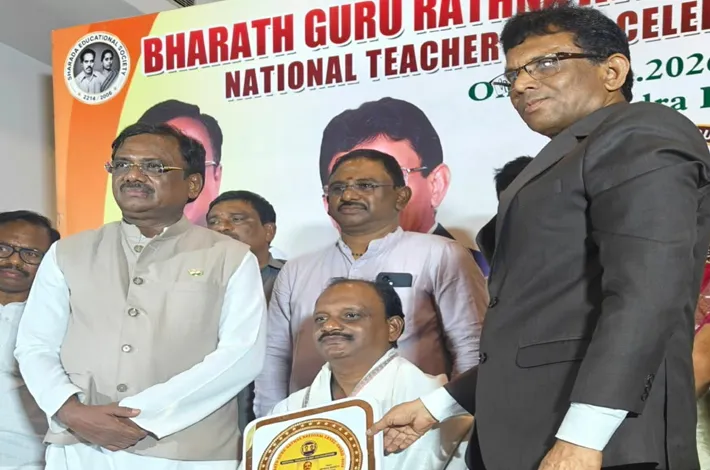 వినూత్న బోధనలకు ఉపాధ్యాయుడు రామకృష్ణకు అవార్డు