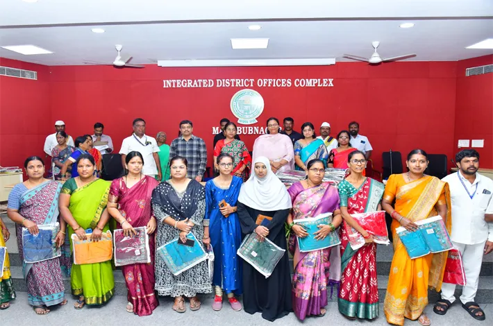 నాలుగో తరగతి ఉద్యోగులకు కలెక్టర్ పండుగ కానుకలు