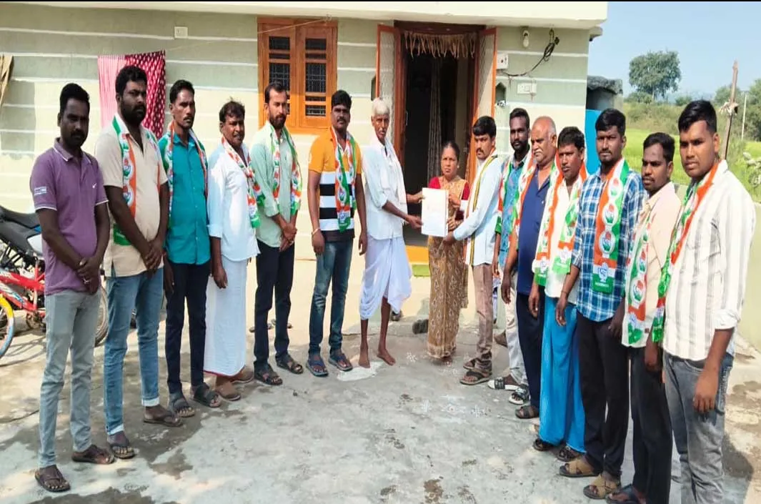 బాధితులకు సీఎంఆర్ఎఫ్ చెక్కుల పంపిణీ