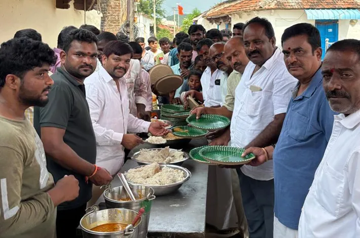 గణపయ్య మండపం వద్ద ముస్లిం యువకుని అన్నప్రసాద వితరణ