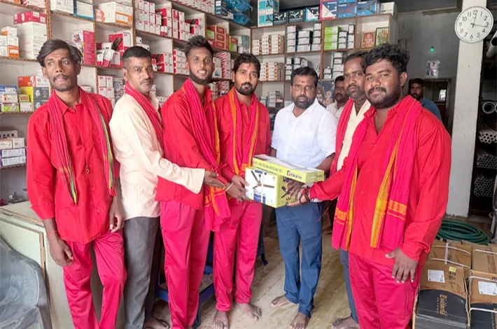 భక్తుల సౌకర్యార్థం సీలింగ్ ఫ్యాన్ లు అందజేత