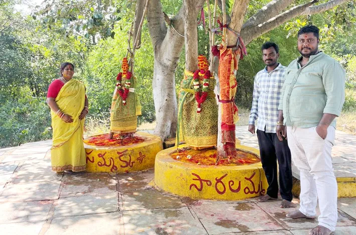 సమ్మక్క సారక్క దేవాలయంలో ప్రత్యేక పూజలు!!