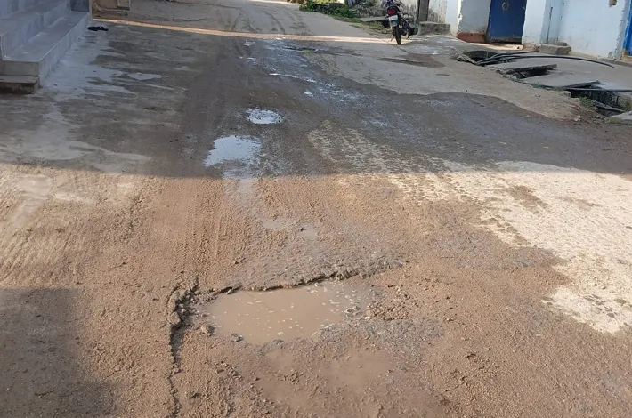 గుంతలమయమైన రోడ్డుకు మోక్షమెప్పుడు?