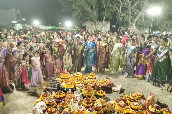 గణపురంలో ఘనంగా సద్దుల బతుకమ్మ వేడుకలు