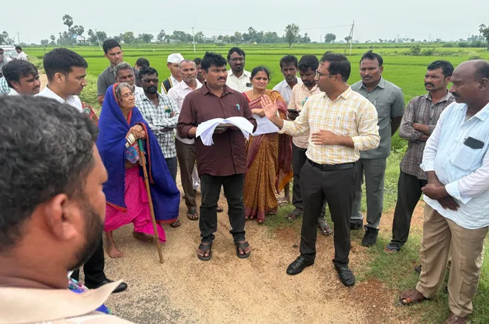 ఈశ్వర మాదారంలో రీ సర్వే ను పరిశీలించిన కలెక్టర్ దివాకర్