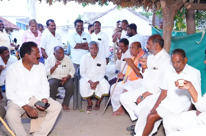 చాయ్ త్రాగుతూ ముచ్చటించిన విప్ ఆది శ్రీనివాస్