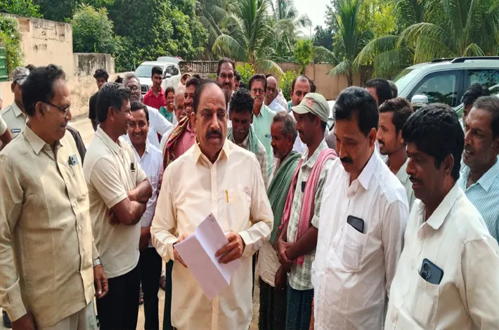 మంత్రి తుమ్మలతో సీనియర్ల భేటీ