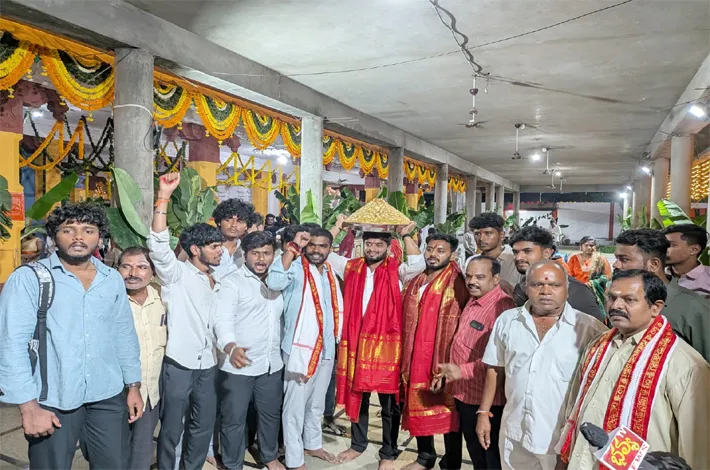 ఆలయ ప్రాంగణంలో వేలంపాట సందడి