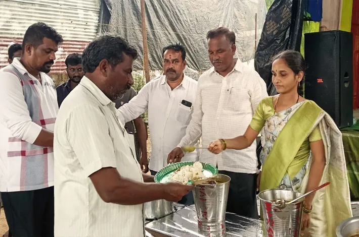విశ్వబ్రాహ్మణ కాలనీలో అన్న ప్రసాద వితరణ 