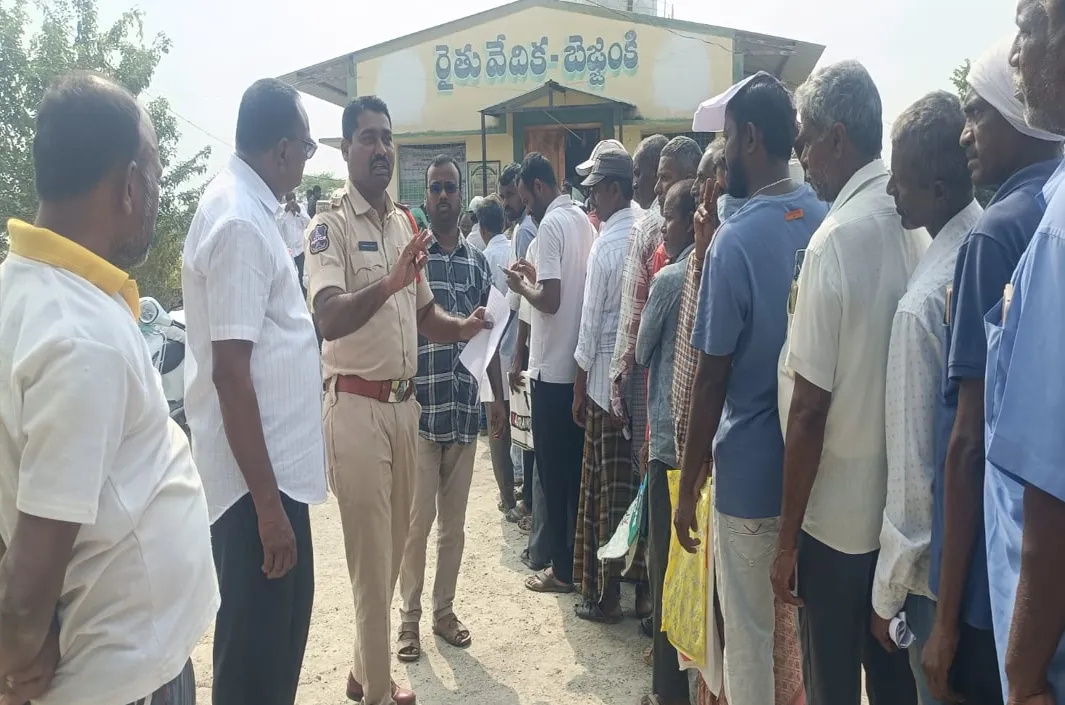 విత్తనాల కోసం రైతుల చెప్పుల క్యూలైన్