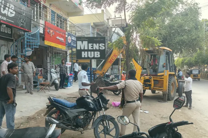 పాదచారులకు ఇబ్బంది లేకుండా ఏర్పాట్లు