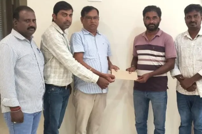 ప్రమాద భీమా చెక్కు పంపిణి 