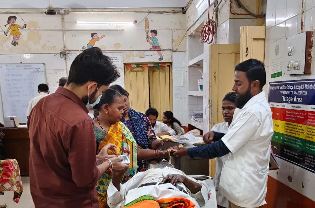 రోడ్డు ప్రమాదంలో వ్యక్తికి తీవ్రగాయాలు