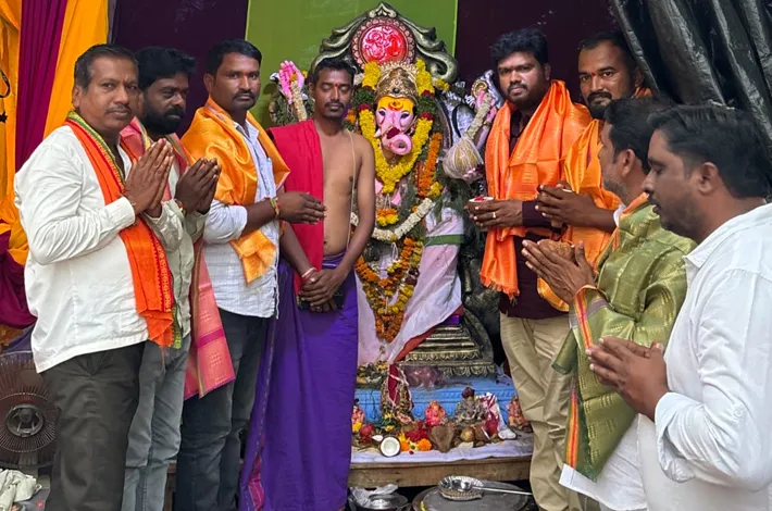 గణేష్ నవరాత్రి ఉత్సవాల్లో తహసీల్దార్ ఆంజనేయులు పూజలు
