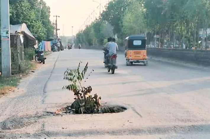 రహదారి గుంతలమయం!