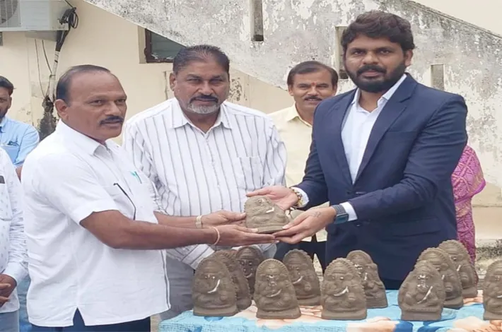 మట్టి గణపతుల పంపిణి అభినందనీయం 