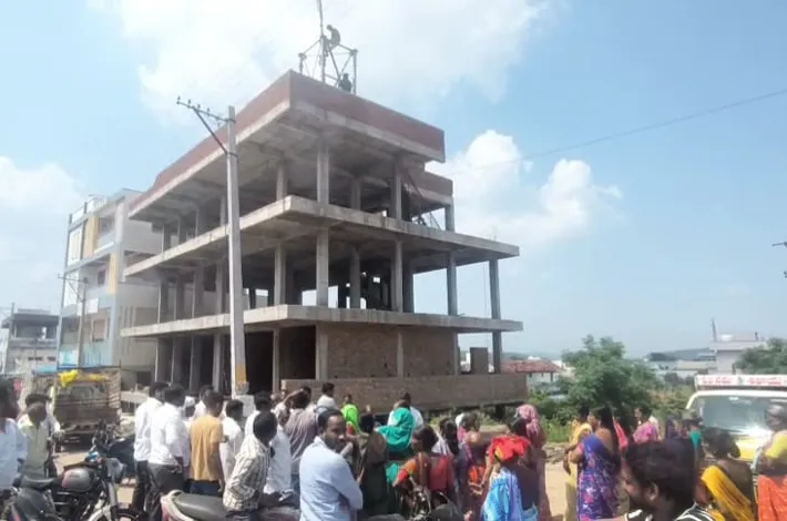 జియో టవర్ పనులను అడ్డుకున్న గ్రామస్తులు