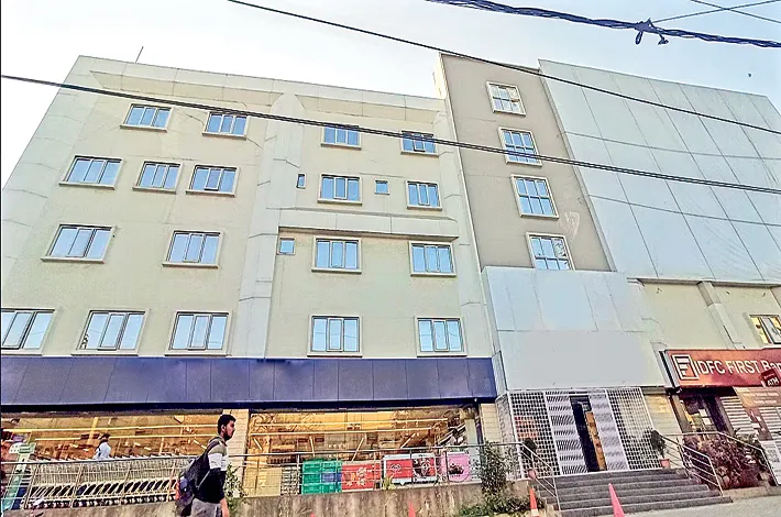 వాణిజ్య సముదాయాల్లో.. కాలేజీలకు చెక్!