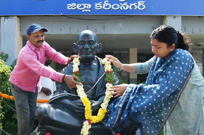 గాంధీ స్ఫూర్తితో ముందుకు సాగుదాం: కలెక్టర్ చిత్రా మిశ్రా 