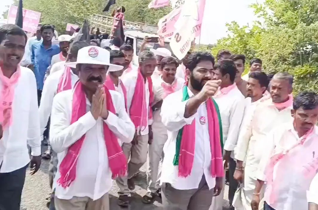 కలెక్టరేట్‌కు మాజీ ఎమ్మెల్యే పాదయాత్ర