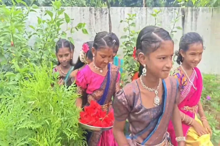 బడిలో బతుకమ్మ వెలుగులు
