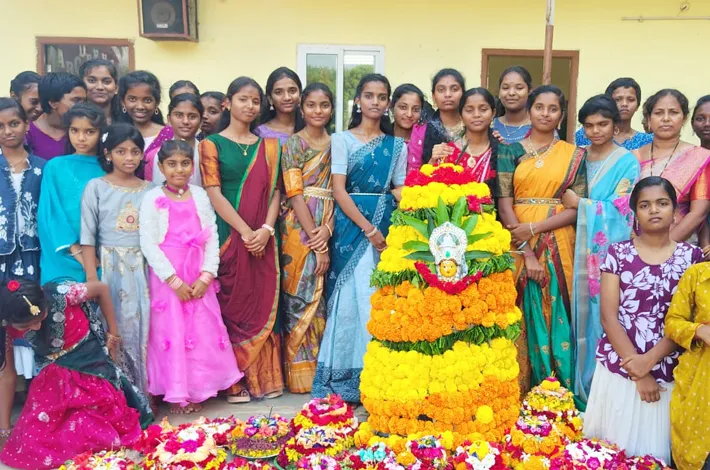 ఘనంగా ముందస్తు బతుకమ్మ వేడుకలు