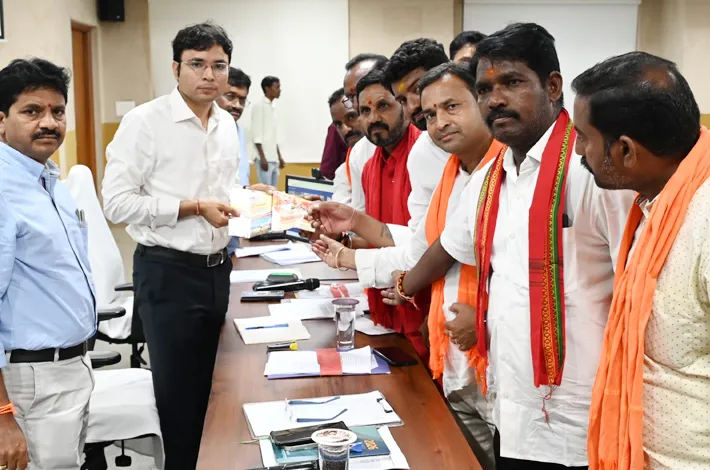 దసరా ఉత్సవాలకు కలెక్టర్‌కు ఆహ్వానం