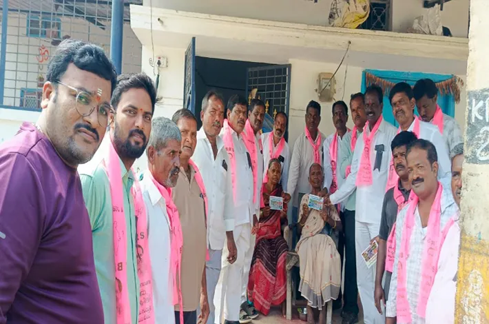 పెద్దమల్లారెడ్డిలో ఇంటింటికీ బాకీ కార్డుల పంపిణీ