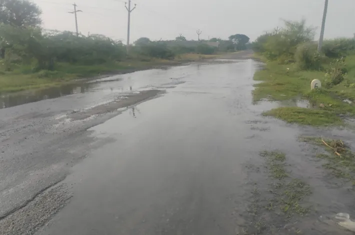 రోడ్డా.. చెరువా?...రోడ్డు వేస్తే సరిపోతుందా? 