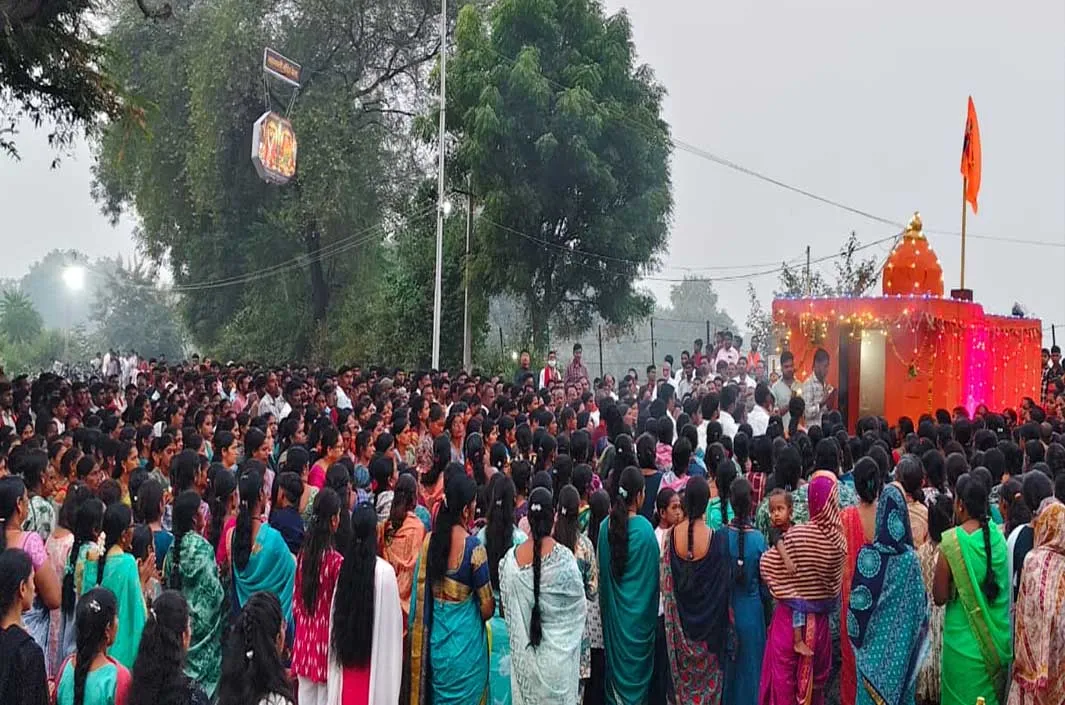మహాకాళికి భక్తిశ్రద్ధలతో హారతి