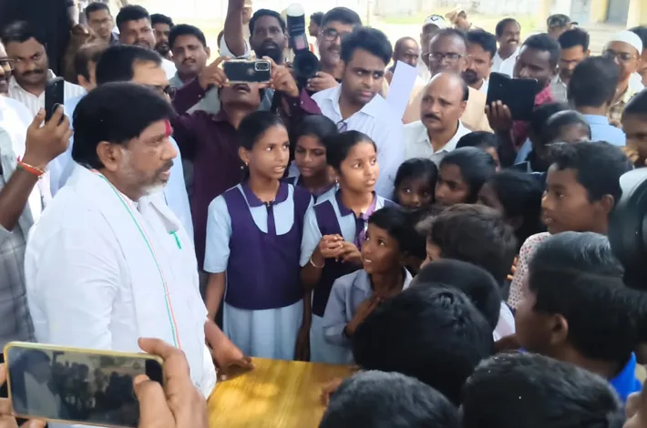 ‎విద్యార్థులతో ఆప్యాయంగా ముచ్చటించిన ఉప ముఖ్యమంత్రి‎