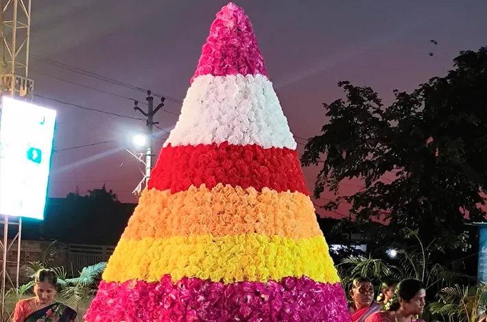 బతుకమ్మకు పూలు కరువు..!