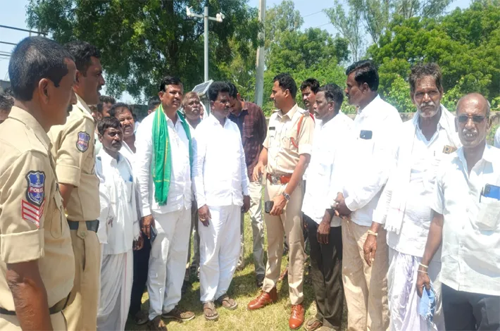 కల్హేర్ విద్యుత్ సబ్ స్టేషన్ ముట్టడించిన రైతులు