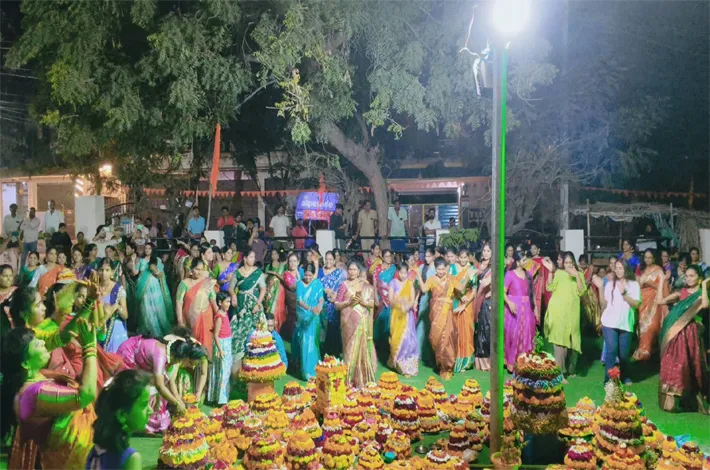 భక్తిశ్రద్ధలతో సద్దుల బతుకమ్మ సంబరాలు