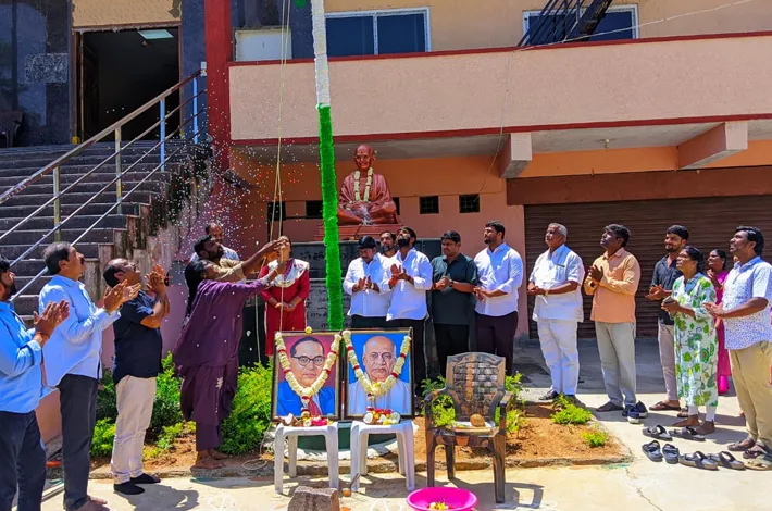 జాతీయ పతాకాన్ని ఆవిష్కరించిన చైర్మన్, వైస్ చైర్మన్, కమిషనర్
