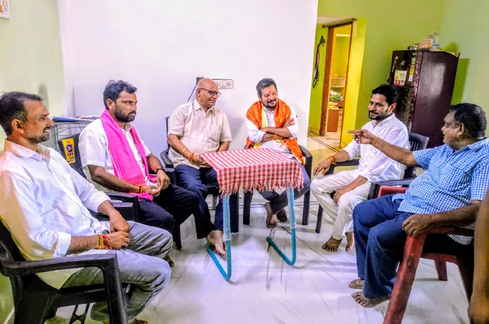 మాజీ టౌన్ పార్టీ అధ్యక్షులు కొణతం సత్యనారాయణ రెడ్డి ని కలిసిన పిల్లుట్ల రఘు 