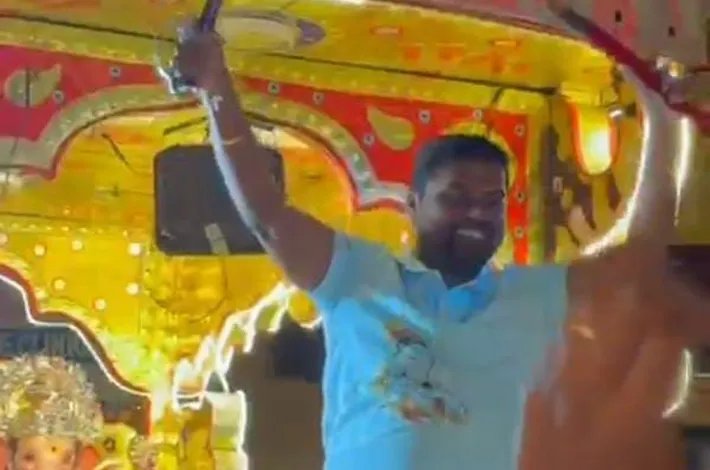 ప్రాణం పోసే చేతిలో.. ప్రాణం తీసే ఆయుధాలు.!