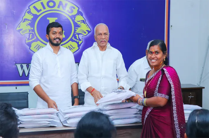 అంగన్వాడీ సిబ్బందికి పట్టుచీరల పంపిణీ 