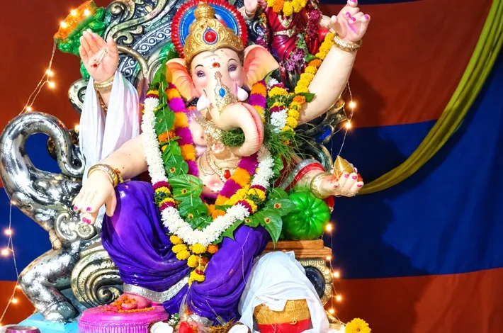 గణపతి ఆవరణలో అన్నదానం..
