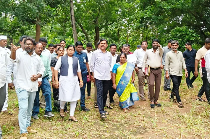 కాంగ్రెస్ పార్టీ కార్యాలయ స్థలాన్ని పరిశీలించిన మంత్రి